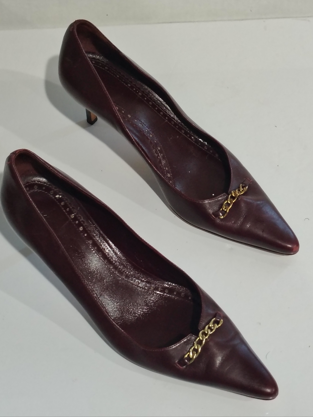 Brooks Brothers Burgundy Pointed Toe Kitten Heel Pumps with Gold Chain Size 9